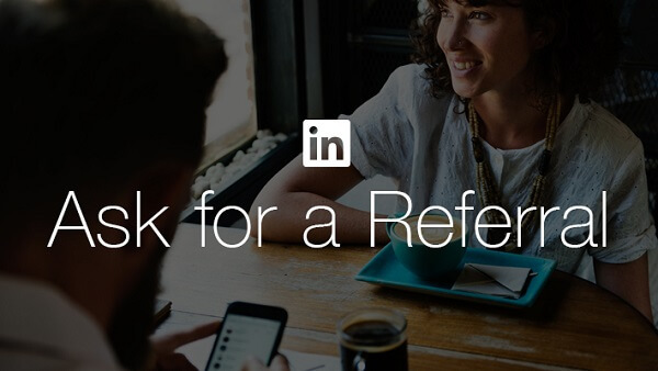  LinkedIn permet aux demandeurs d'emploi de demander plus facilement une recommandation à un ami ou à un collègue grâce au nouveau bouton Demander une recommandation de LinkedIn.