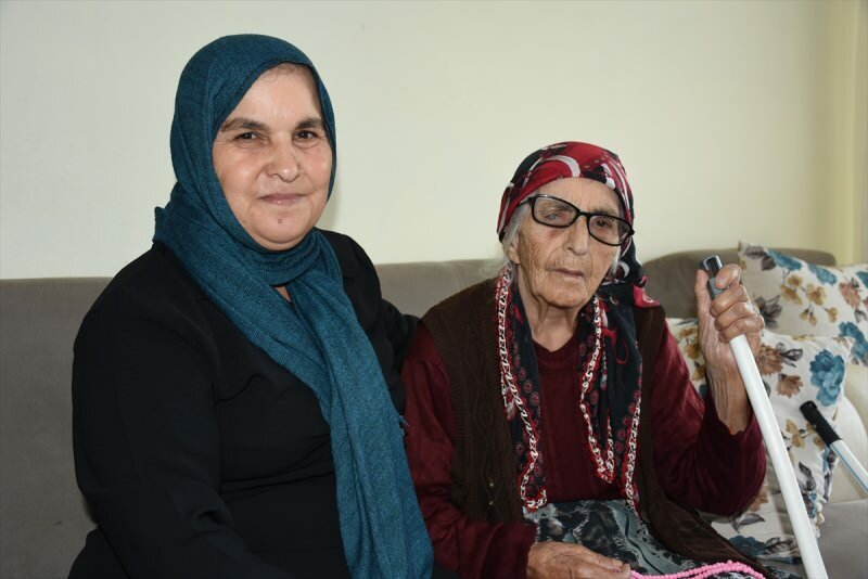La grand-mère Fatma, 95 ans, patiente souffrant de problèmes cardiaques et de tension artérielle, a vaincu Kovid-19