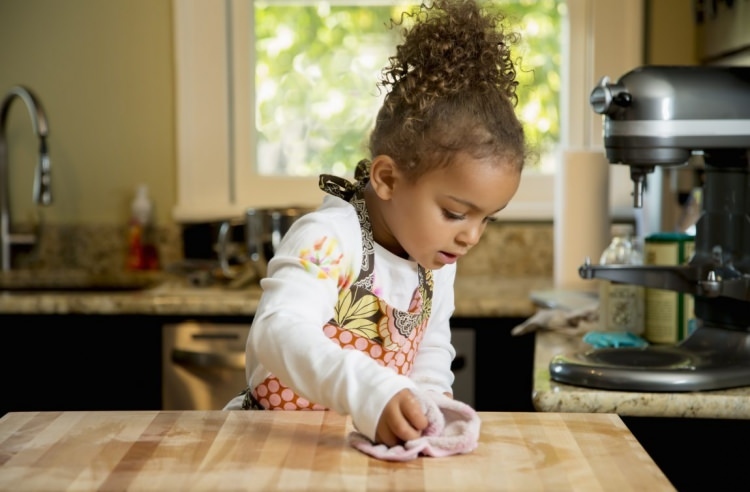 Quelles tâches ménagères les enfants peuvent-ils faire?