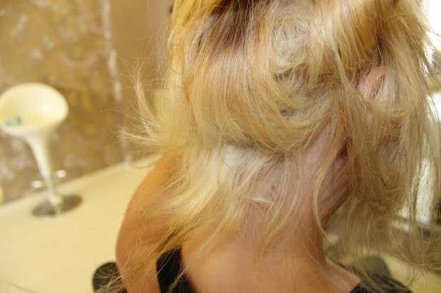 Que fait-on aux cheveux brûlants du milieu? Comment entretenir les cheveux traités?