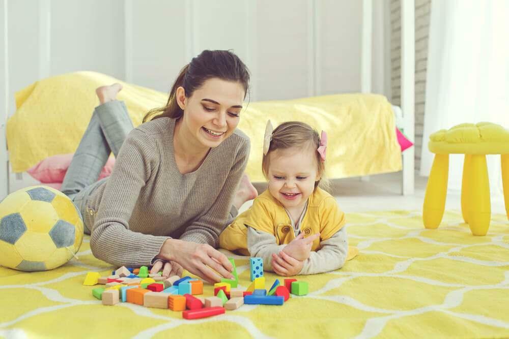 mère jouant avec son enfant