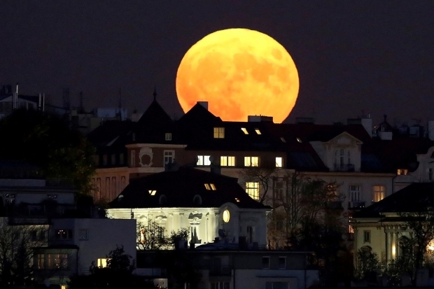 Si la super lune est près de la terre, la surface de la lune devient rouge