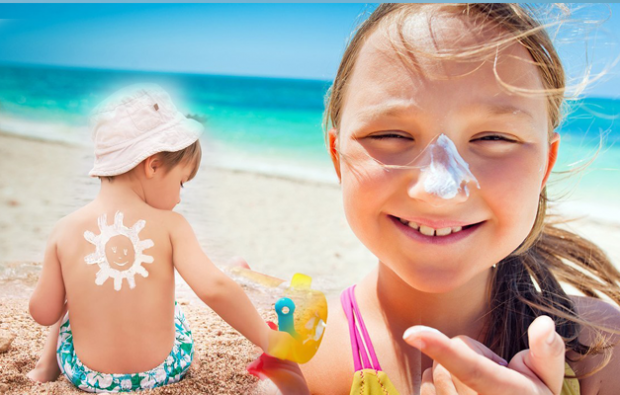 Comment choisir une crème solaire pour bébés et enfants