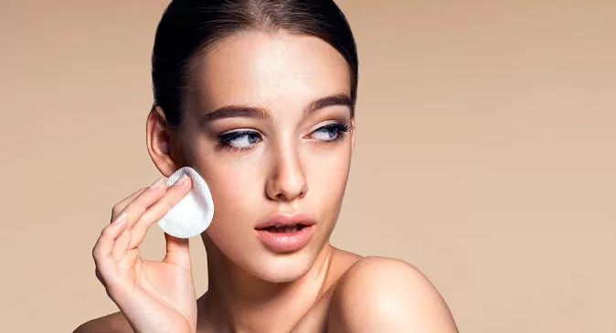 Comment se fait le soin de la peau après le maquillage?