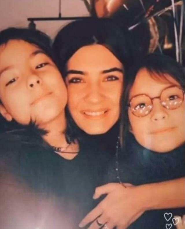 Tuba Büyüküstün a partagé une photo avec ses filles