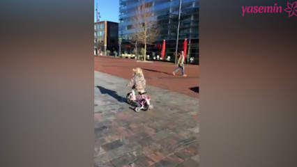 Petite fille sur le vélo a rivalisé avec les flics!