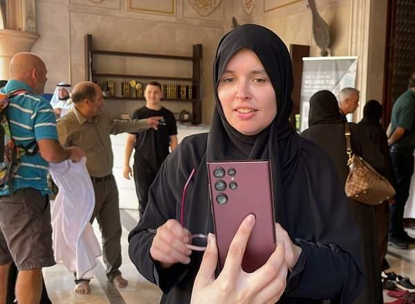 Les touristes au Qatar rencontrent l'islam