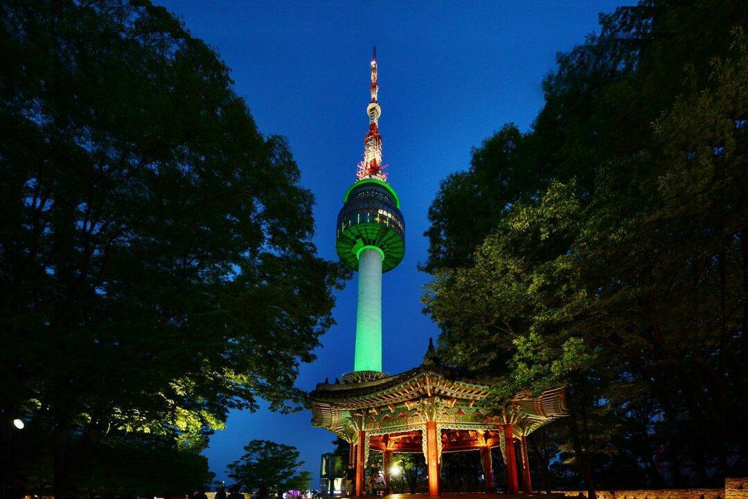 Vue nocturne de la tour N de Séoul 