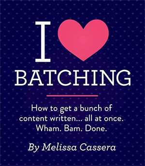 Ceci est une couverture pour un guide de création de contenu par lots à partir du site Web de Melissa Cassera. Le titre dit «JE BATCHING». Le sous-titre dit «Comment rédiger un tas de contenu... tout à la fois. Pan. Bam. Terminé." Le fond est bleu foncé avec un motif à pois subtils.