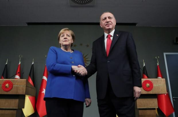 La part d'Istanbul de la chancelière Angela Merkel à Istanbul a secoué les médias sociaux!