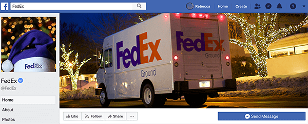 Ceci est une capture d'écran de la page Facebook de FedEx. Pour les fêtes, l'image de profil est un chapeau de Père Noël violet avec FedEx imprimé sur la bande blanche. La photo de couverture est un camion FedEx qui passe devant des maisons décorées de lumières.