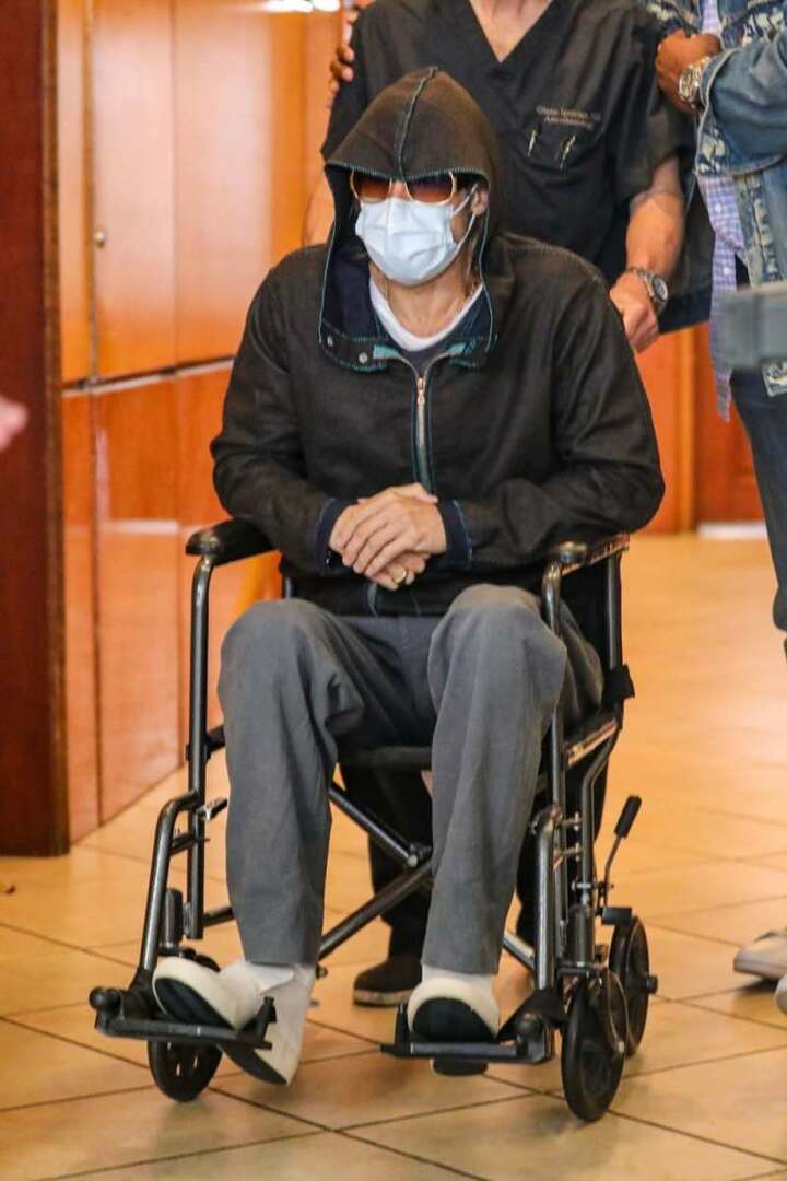 Brad Pitt sortant du fauteuil roulant 