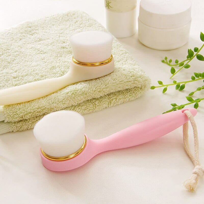 Qu'est-ce qu'une brosse nettoyante pour le visage et comment l'utiliser? Avantages de la brosse nettoyante pour le visage sur la peau