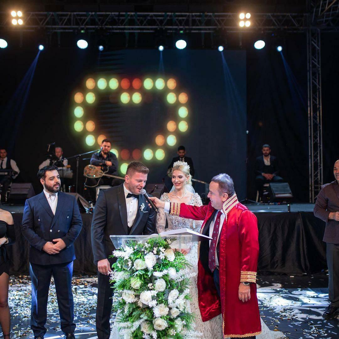 Le mariage du célèbre couple a été célébré par le maire de la municipalité métropolitaine d'Antalya.