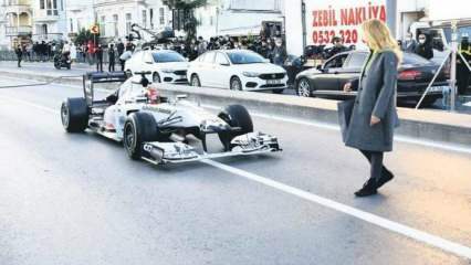Burcu Esmersoy surpasse la voiture de F1