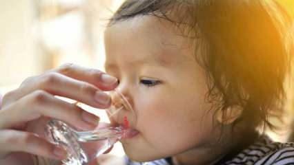 Comment donner de l’eau aux bébés? Peut-on donner de l'eau aux bébés de moins de six mois ?