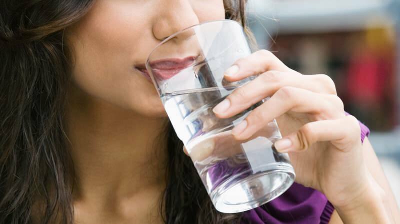 Est-il dangereux de boire de l'eau entre les repas?