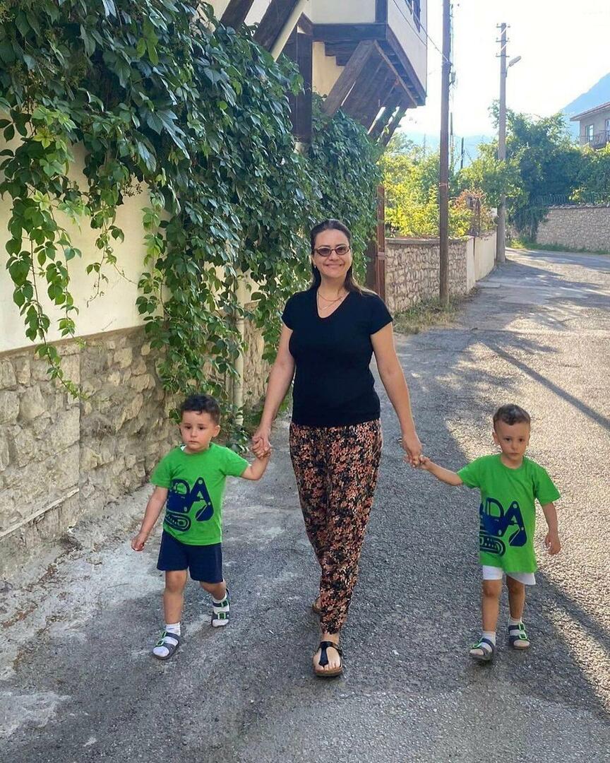 Ezgi Sertel en vacances avec ses fils