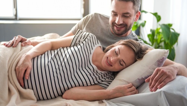 Comment devrait être la relation pendant la grossesse? Combien de mois puis-je avoir des rapports sexuels pendant la grossesse?