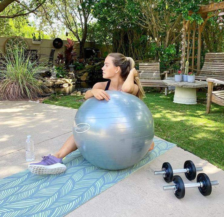 La célèbre actrice Ceyda Ateş a annoncé la bonne nouvelle avec sa pose du ventre!