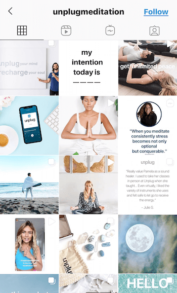 exemple de capture d'écran du flux Instagram @unplugmeditation montrant des citations, des produits et des personnes dans diverses poses de médicaments dans des bleus clairs, des bronzages et des blancs pour favoriser la relaxation et la paix