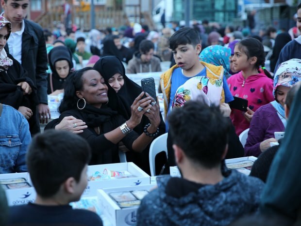 La chanteuse musulmane Della Miles a fait son iftar à Istanbul
