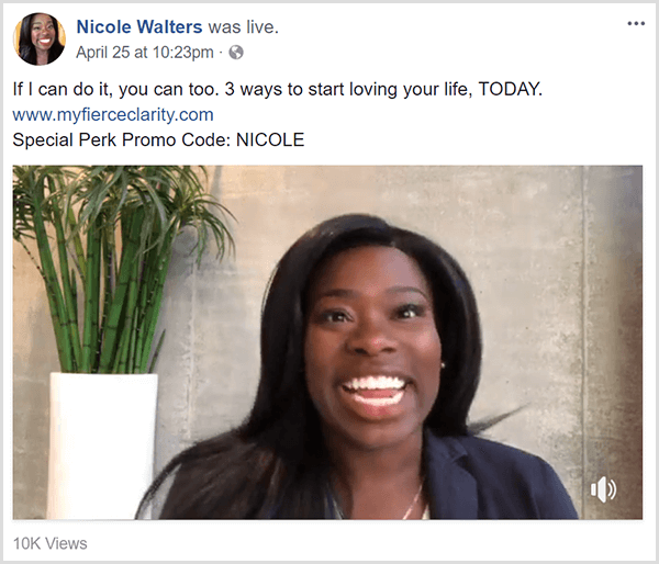 Nicole Walters partage une vidéo en direct sur Facebook faisant la promotion de son cours Fierce Clarity. Elle apparaît en tenue professionnelle devant un mur neutre et une grande plante de bambou dans une jardinière blanche.