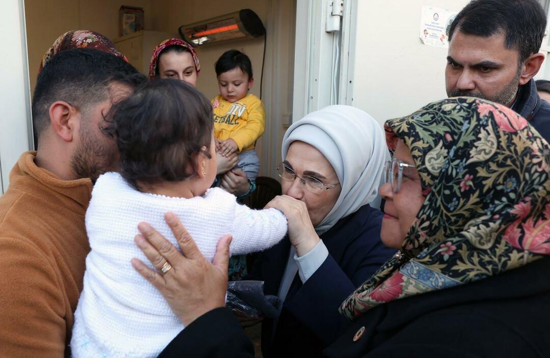 Emine Erdoğan a rendu visite aux familles des victimes du tremblement de terre