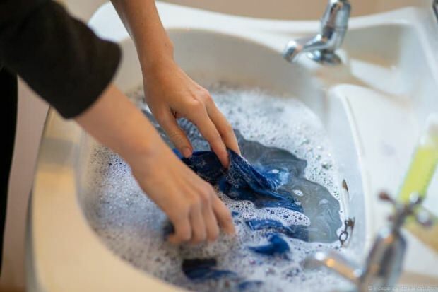 Comment nettoyer les vêtements qui transpirent de la sueur? Comment la tache de sueur est-elle enlevée?