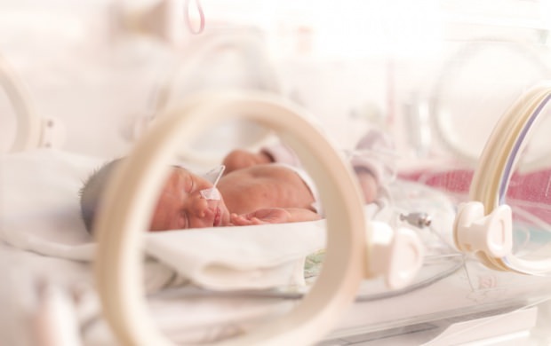 Pourquoi les nouveau-nés sont-ils incubés?