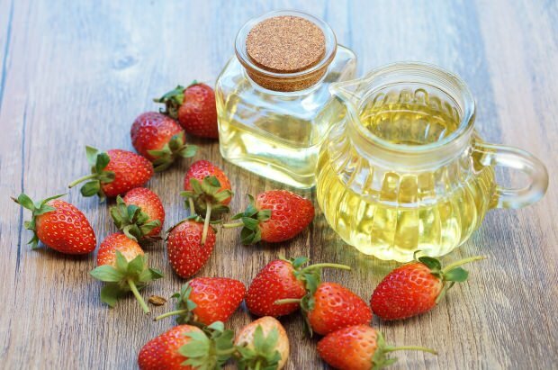 Comment l'huile de fraise est-elle appliquée sur la peau?