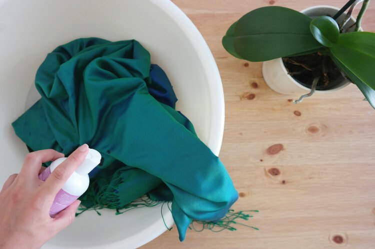 Comment nettoyer les châles / foulards en soie à la maison?