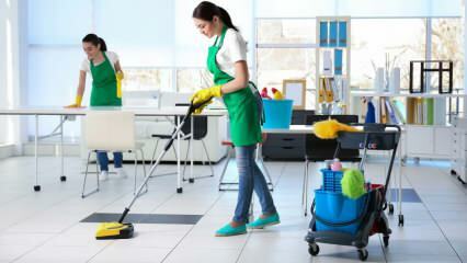 Comment le nettoyage de bureau le plus pratique est-il effectué et comment est-il désinfecté?