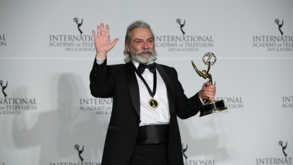  L'acteur primé aux Emmy Awards Haluk Bilginer continue d'être fier! 
