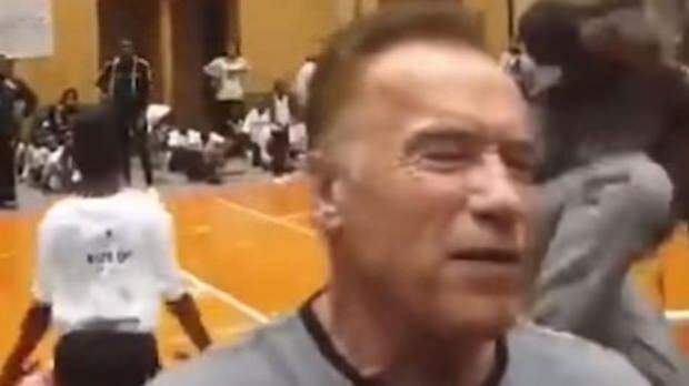 Arnold Schwarzenegger donne un coup de pied
