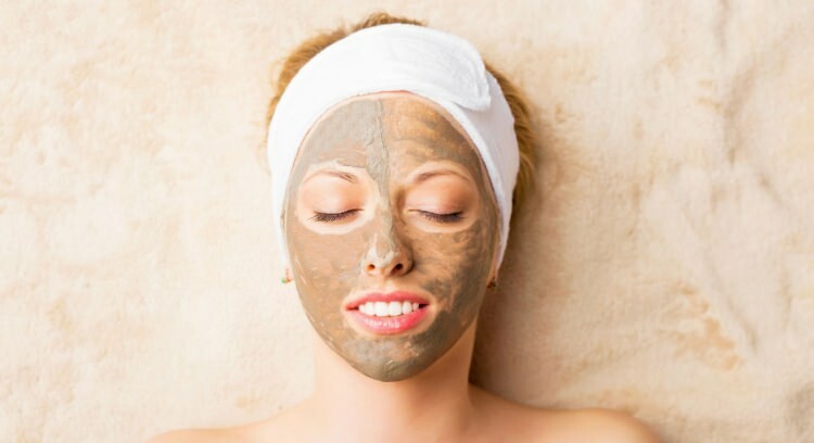 Pour nettoyer la peau correctement: appliquez un masque d'argile