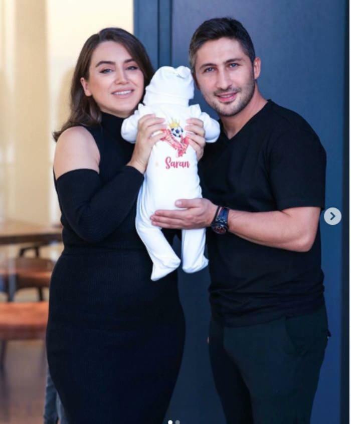 Le couple Yağmur-Sabri Sarıoğlu a montré le visage de leurs bébés pour la première fois