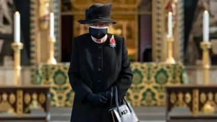 La reine Elizabeth a été montrée dans un masque pour la première fois en public!