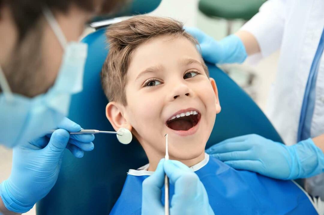 Quand les enfants doivent-ils bénéficier de soins dentaires ?