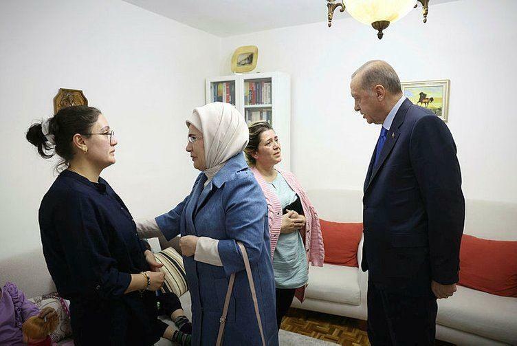 Le président Recep Tayyip Erdoğan et son épouse Emine Erdoğan ont rendu visite à la famille des survivants du tremblement de terre