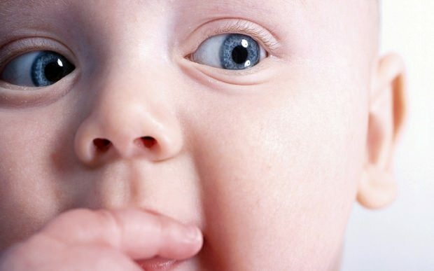 Pourquoi les yeux changent-ils chez les bébés?