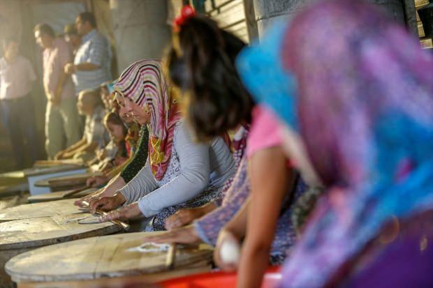 70 femmes d'Antalya vendent des crêpes et fabriquent des mosquées