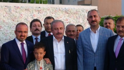 Le monde politique s'est réuni lors de la cérémonie de circoncision des fils du vice-président du groupe AK Party Bülent Turan