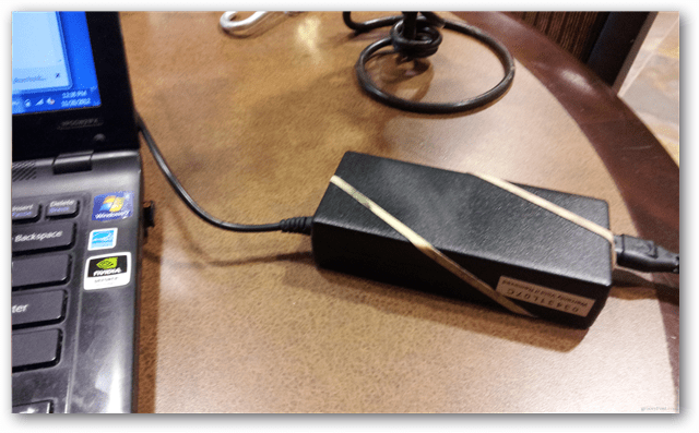 bande élastique sur ordinateur portable power brick