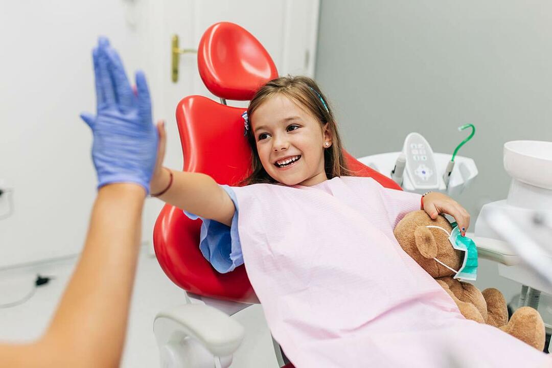 Quand les enfants doivent-ils recevoir des soins dentaires? Comment les soins dentaires doivent-ils être dispensés aux enfants scolarisés ?