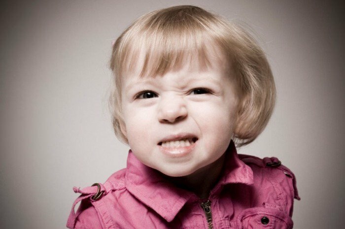 Quelles sont les raisons du grincement des dents chez les enfants?