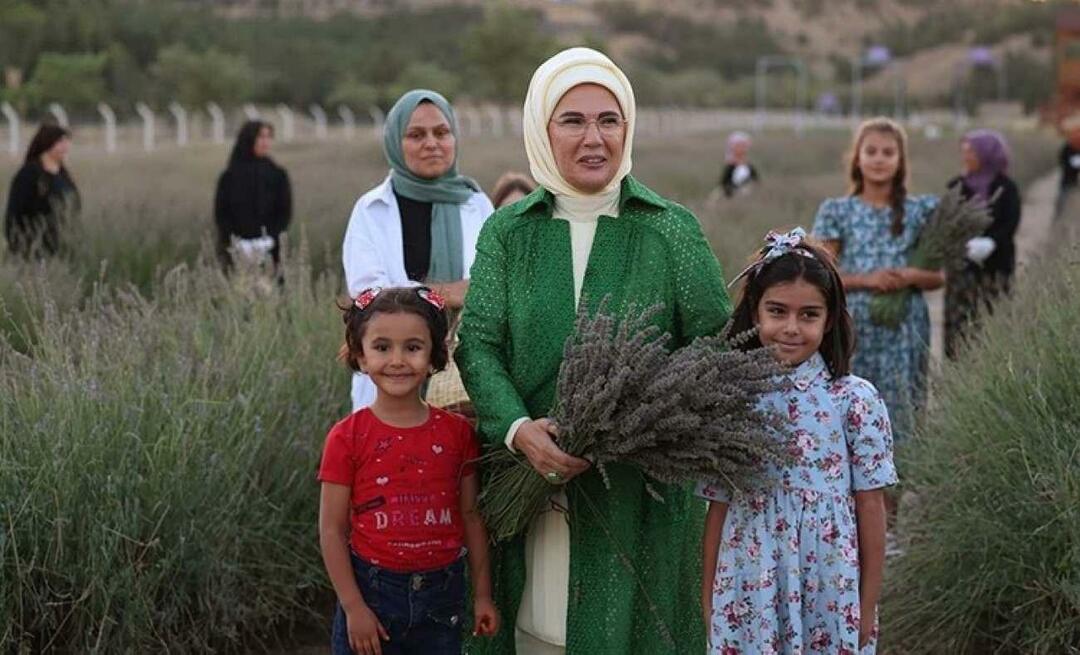 La Première Dame Erdoğan a visité le village écologique et récolté de la lavande à Ankara