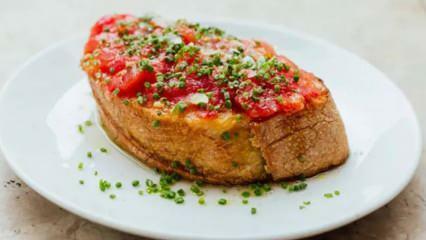 La recette indispensable de la cuisine espagnole! Comment faire du pan con tomate? la recette Pain à la tomate