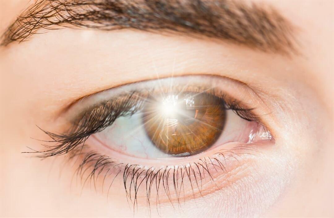 Qu'est-ce qui cause les éclairs de lumière dans les yeux et comment est-il traité?