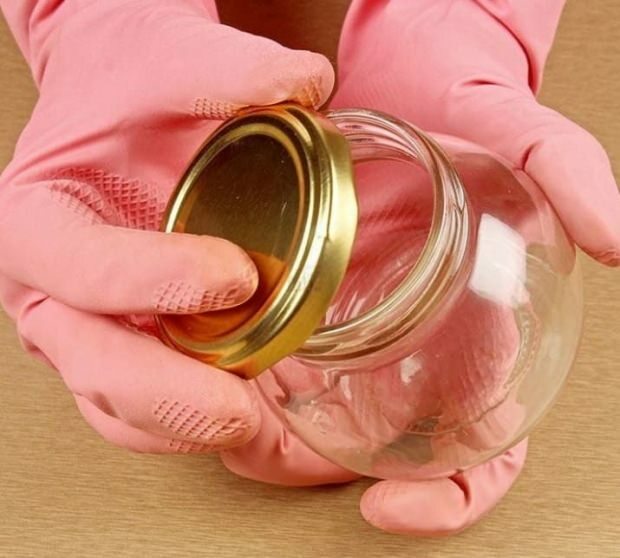 Ouvrir un pot avec des gants en plastique